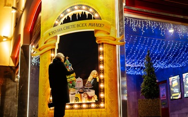 Яндекс Go оформил витрины ЦУМа, которые стали новогодним инфоповодом